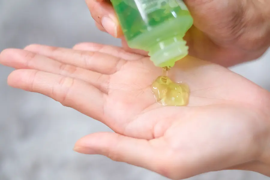 Applying aloe vera can help treat bed bug bites
